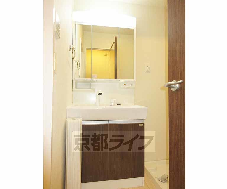 洗面設備　大きな鏡のある洗面台です・