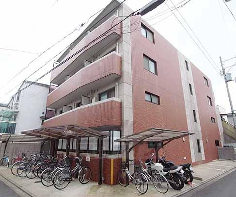 建物外観　赤色が特徴的！