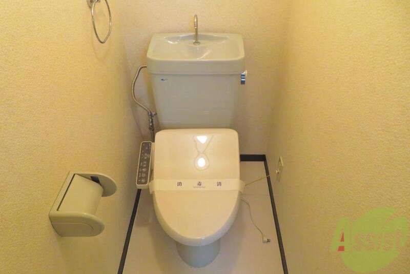 トイレ　トイレには、ウォシュレットが付いていて便利ですね。