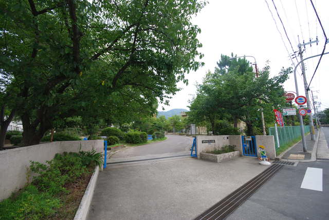 小学校　交野市立岩船小学校（小学校）まで734m