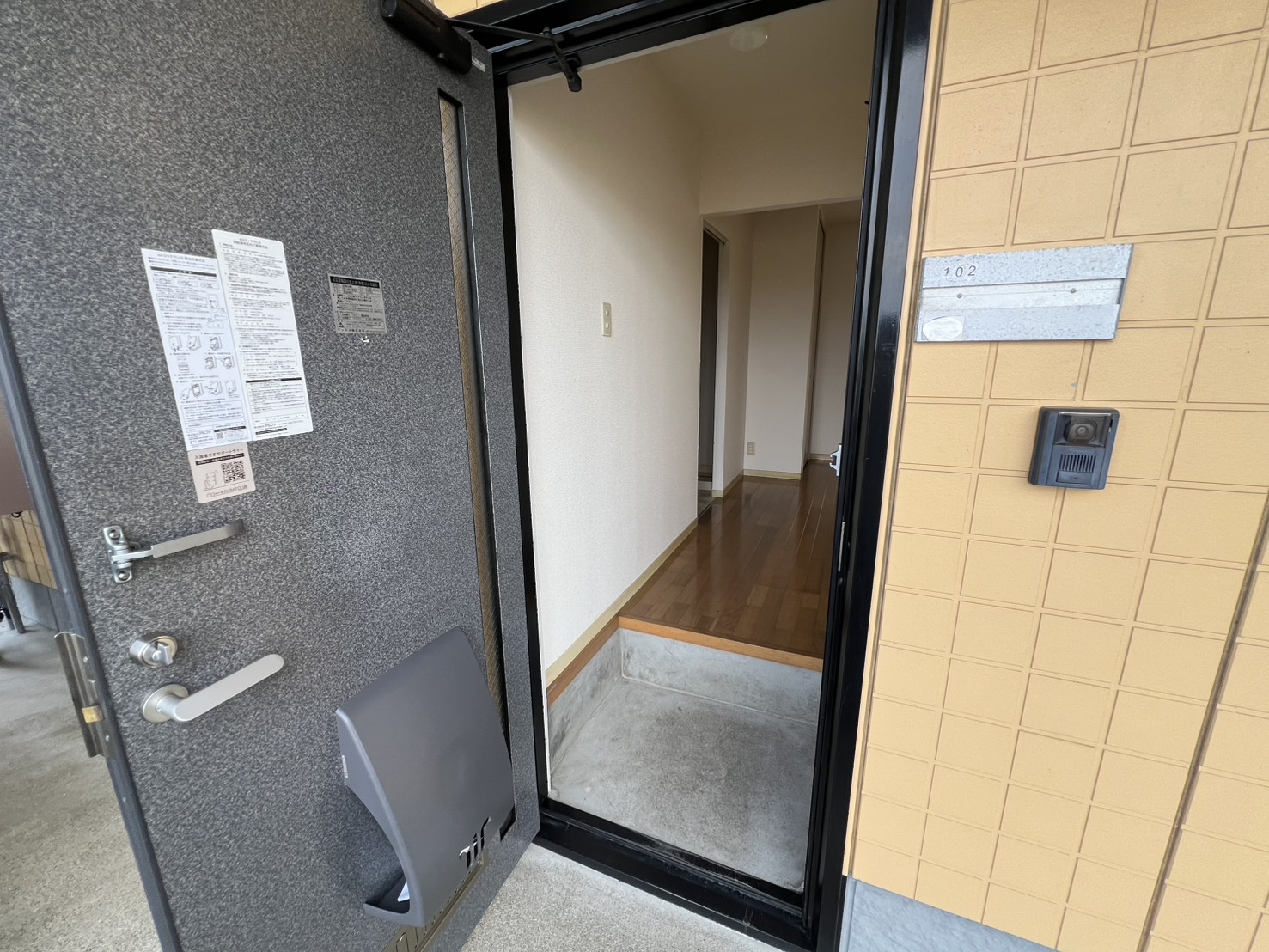 玄関　室内写真・動画・パノラマは同敷地内別棟102号室のものです