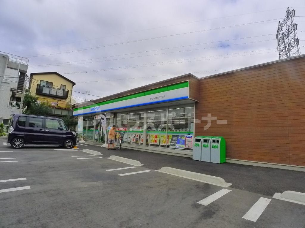 コンビニ　ファミリーマート足立中央本町四丁目店（コンビニ）まで240m