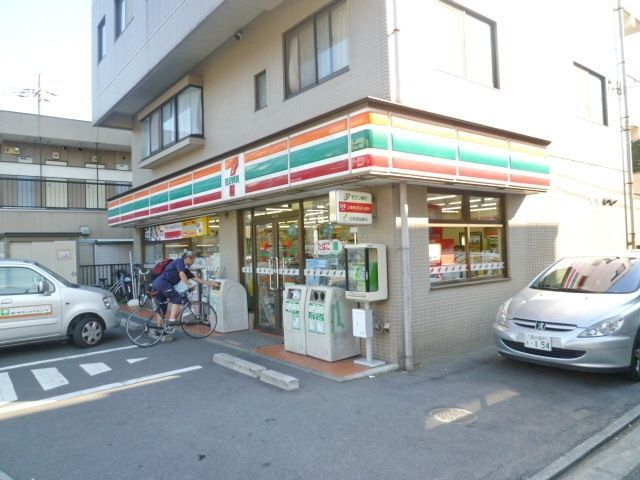 コンビニ　セブンイレブン（コンビニ）まで560m