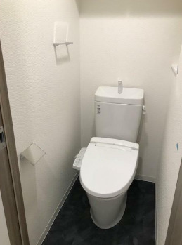 トイレ　落ち着いた色調のトイレです