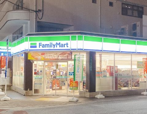 コンビニ　ファミリーマート 阪急三国駅西店（コンビニ）まで60m