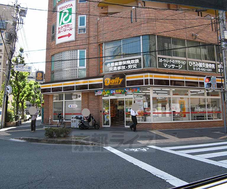コンビニ　デイリーヤマザキ烏丸八条口店（コンビニ）まで72m