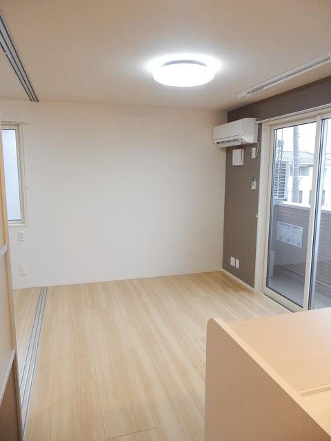 居室・リビング　同タイプのお部屋です。色味が少し異なります。