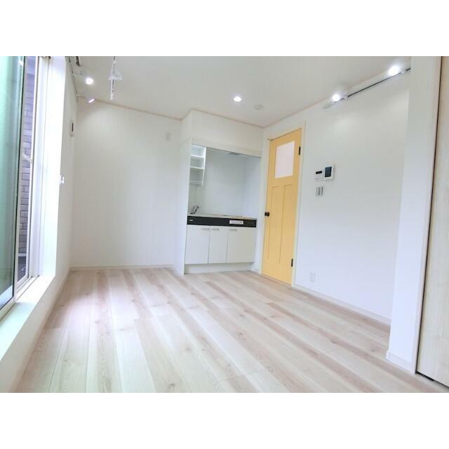 居室・リビング　白が基調の明るい室内は、輸入物のドアがアクセントです♪