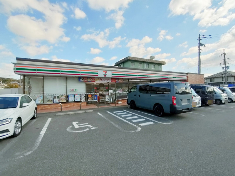 コンビニ　セブンイレブン生駒壱分町（コンビニ）まで320m