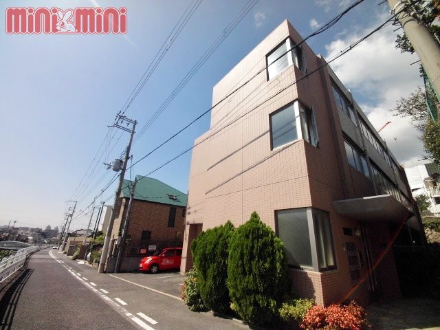 建物外観　川沿いに建つマンションで周辺は静かです