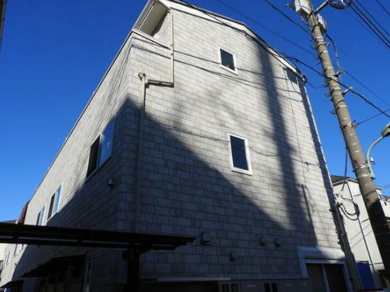 建物外観　ネット無料。ネット無料なら月々実質4000円程度のコストがか