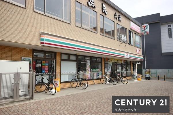 コンビニ　セブンイレブン　越谷大袋駅西口店（コンビニ）まで780m
