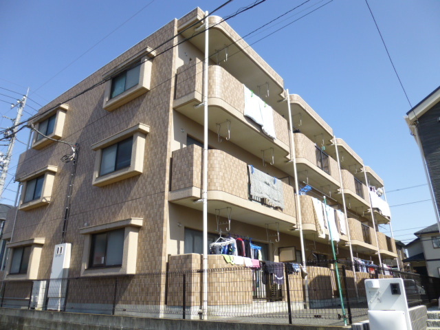 建物外観　■南東向き・住宅地に立地