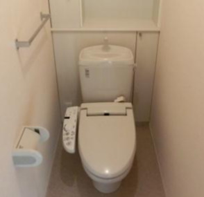 トイレ　落ち着いた色調のトイレです