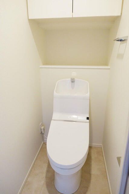 トイレ　落ち着いた色調のトイレです