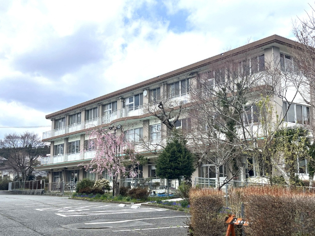 中学校　御殿場市立西中学校（中学校）まで1324m