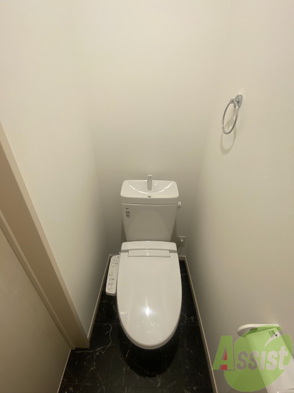 トイレ　トイレは温水洗浄便座付きで毎日快適に使えますね