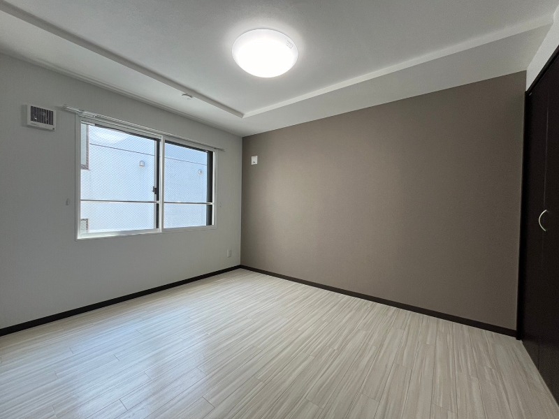その他部屋・スペース　寝室はこちらです。光が差し込む、温かみのあるお部屋です。