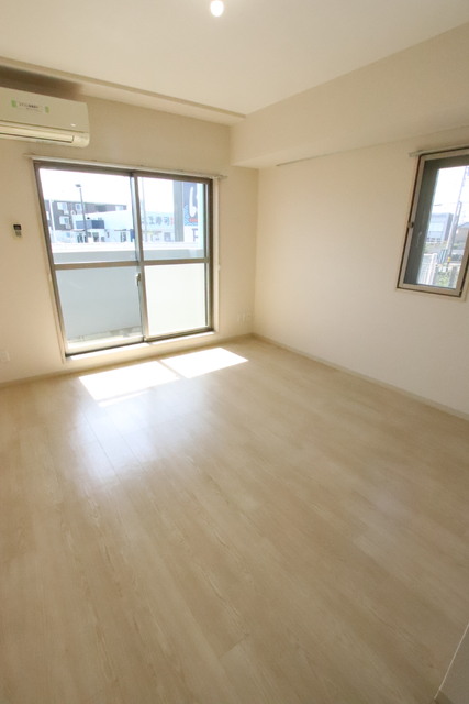 居室・リビング　角部屋のため窓が多く風通しのよいお部屋です