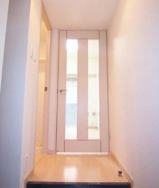 玄関　※別部屋の参考写真です。
