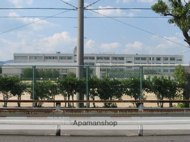 中学校　高槻市立第六中学校（中学校）まで267m
