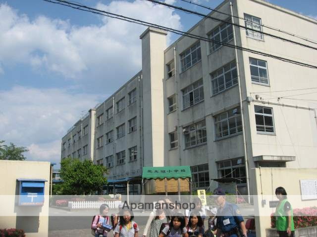 小学校　高槻市立北大冠小学校（小学校）まで606m