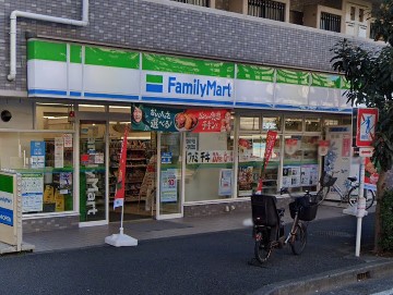 コンビニ　ファミリーマート（コンビニ）まで724m