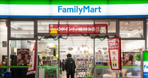 コンビニ　ファミリーマート 正雀駅東口店（コンビニ）まで169m