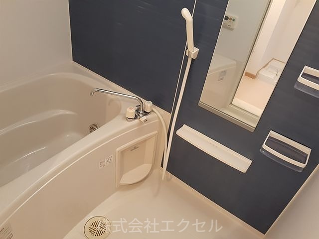 バス・シャワールーム　追い焚き、浴室乾燥機完備です。
