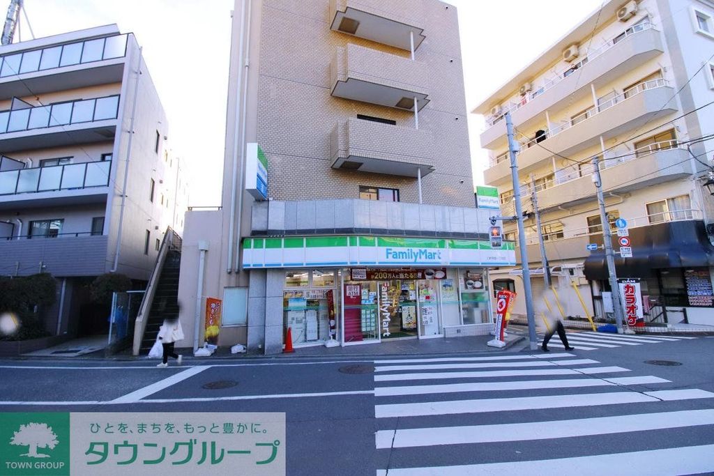 コンビニ　ファミリーマート 三軒茶屋一丁目店（コンビニ）まで180m