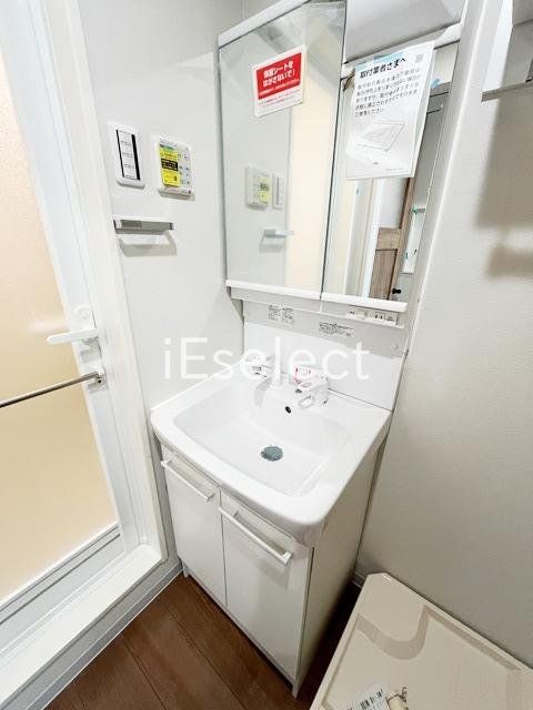洗面設備　毎朝の準備に便利な独立洗面台です。