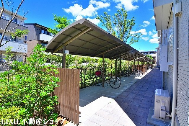 その他共有部分　敷地内に屋根付きの駐輪場があります。