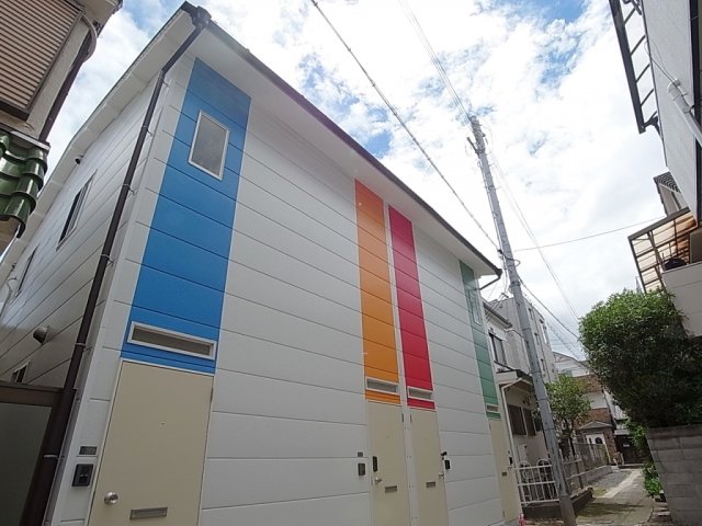 建物外観　カラフルなデザイナーズリノベーション出ました