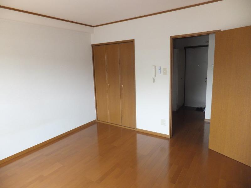居室・リビング　現在入居中のため、205号の写真を使用しています。
