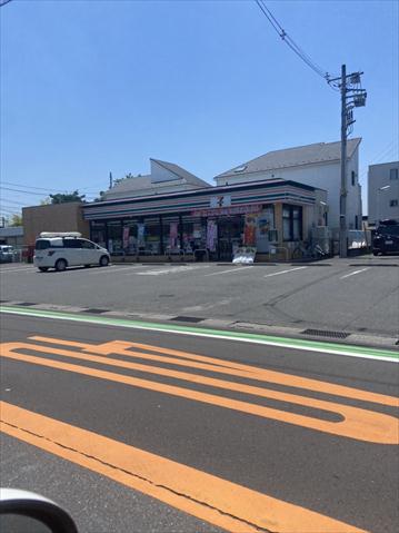 コンビニ　セブン－イレブン草加新里下町店（コンビニ）まで737m