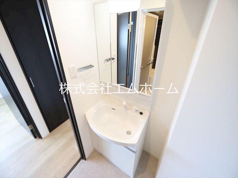 洗面設備　脱衣所（独立洗面台）　収納棚あり