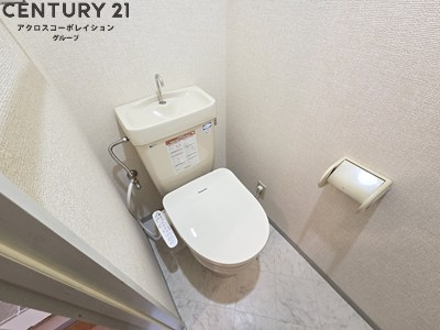 トイレ　シンプルで掃除のしやすいトイレです♪