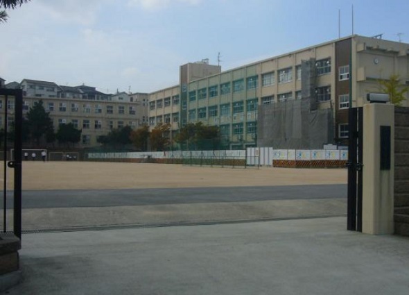 中学校　神戸市立西代中学校（中学校）まで1283m