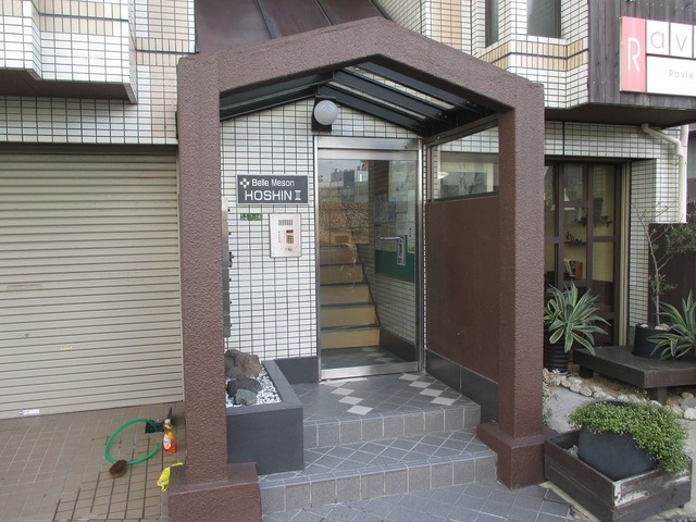 エントランス　落ちついた外観にマッチしたエントランスです