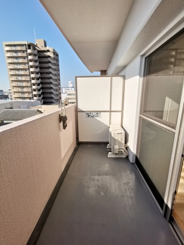 バルコニー　広めで日当り良好の南向き