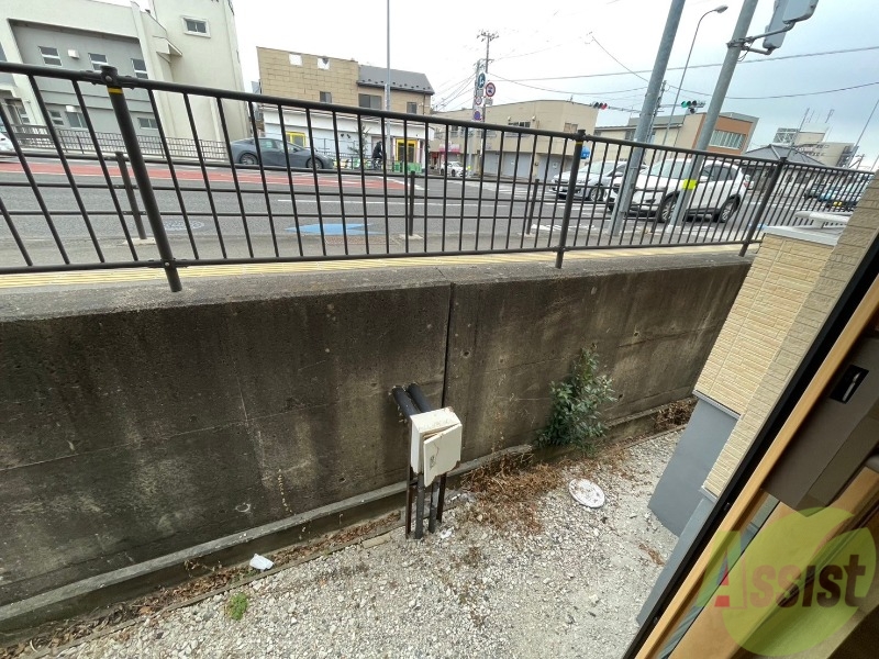 バルコニー　前面は大通りですが複層ガラスで対策しております。