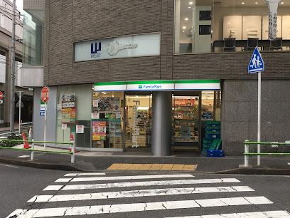 コンビニ　ファミリーマート南青山店（コンビニ）まで57m