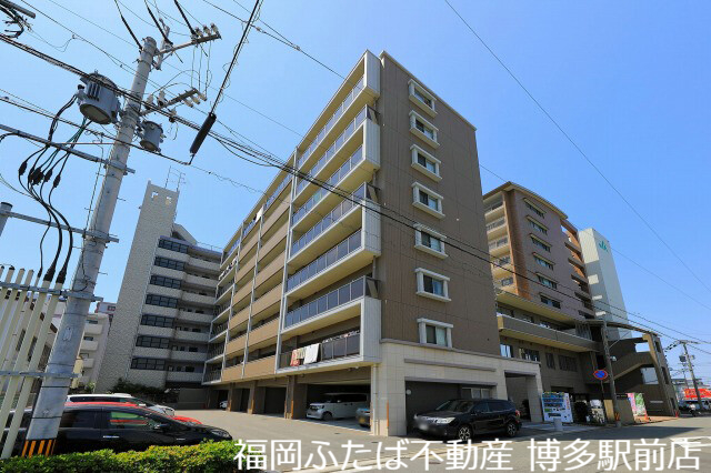 ルミエール箱崎駅前の外観写真