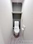 トイレ　人気アイテムの温水洗浄便座。清潔感のあるトイレです。