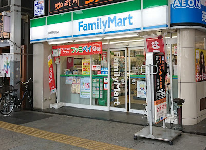コンビニ　ファミリーマート 巣鴨駅前店（コンビニ）まで82m