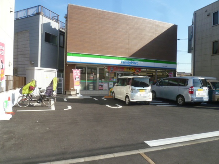 コンビニ　ファミリーマート（コンビニ）まで525m