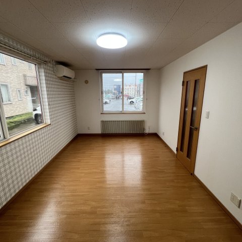 東町グレイスタウンEの居間写真