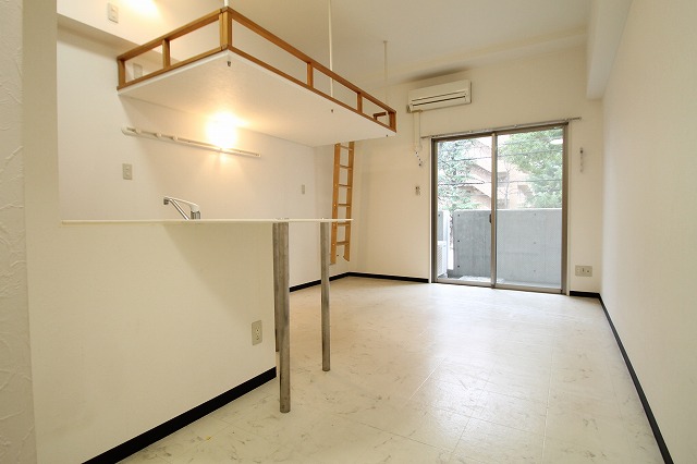 グランドポレストーネ大手町弐番館の居間写真