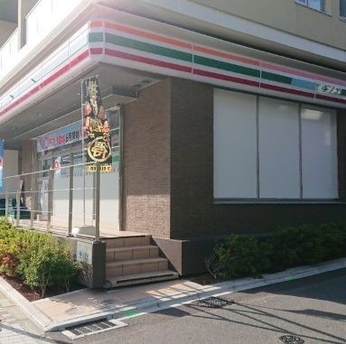 コンビニ　セブンイレブン新宿市谷台町店（コンビニ）まで261m