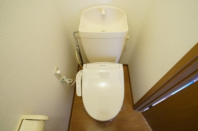 トイレ　落ち着いた色調のトイレです